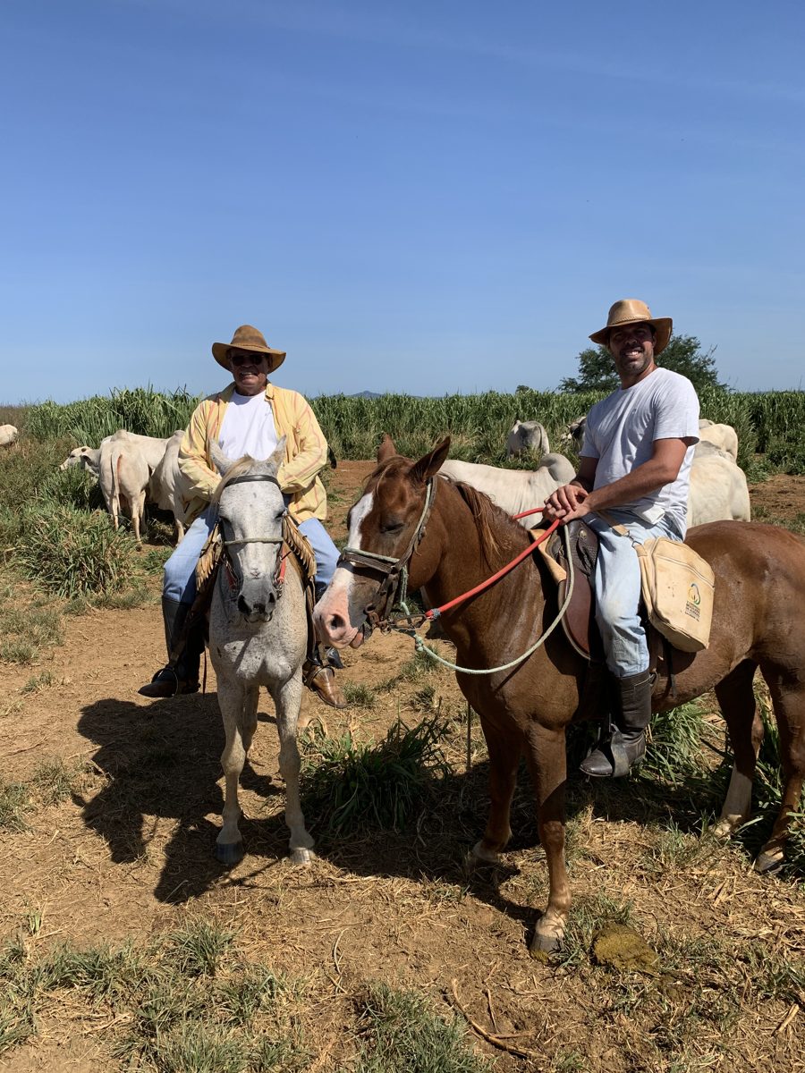 Pai e filho a cavalo na Fazenda Bomboi